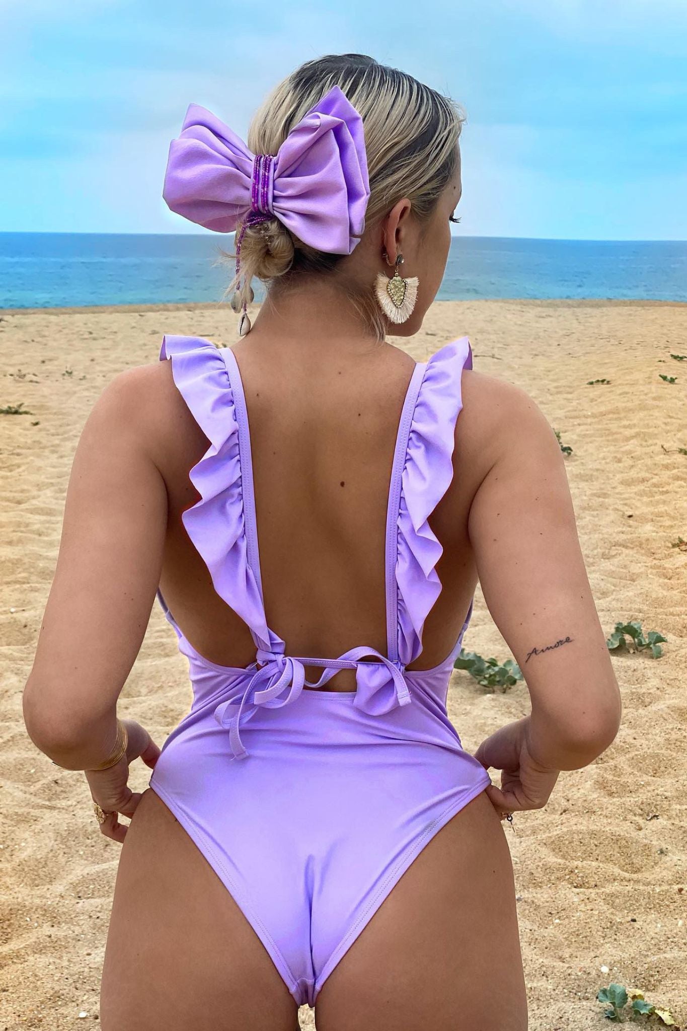 Nœud “Îles Étoilées” – Satin irisé, perles & cauris