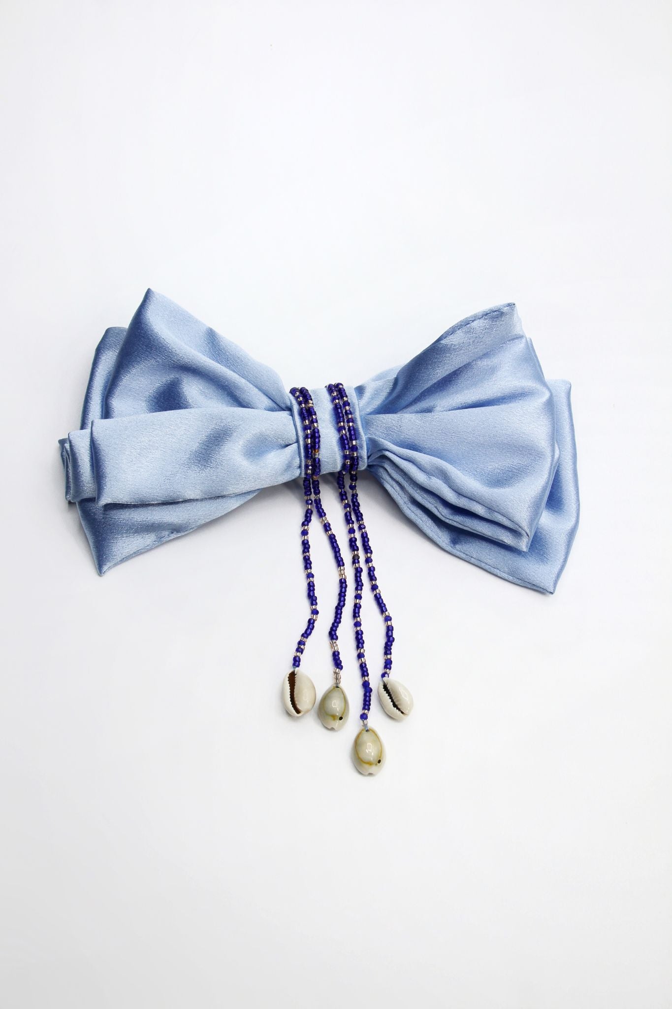 Nœud “Îles Étoilées” – Satin irisé, perles & cauris