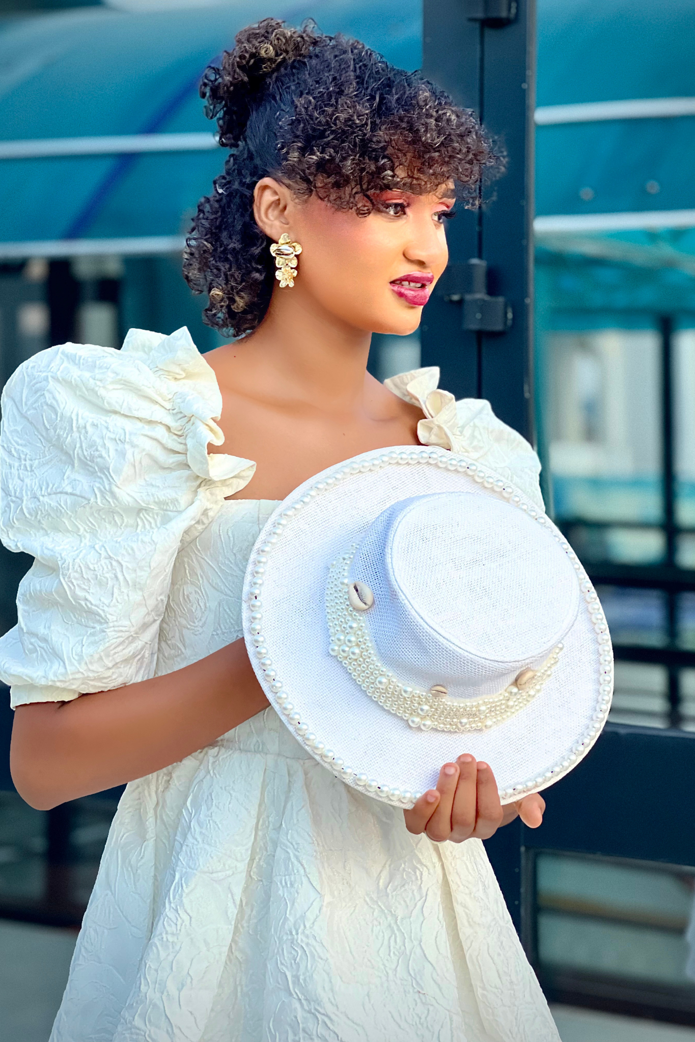 Ventura – Chapeau en raphia perlé style cowboy, perles & cauries | Collection Noble Eclat