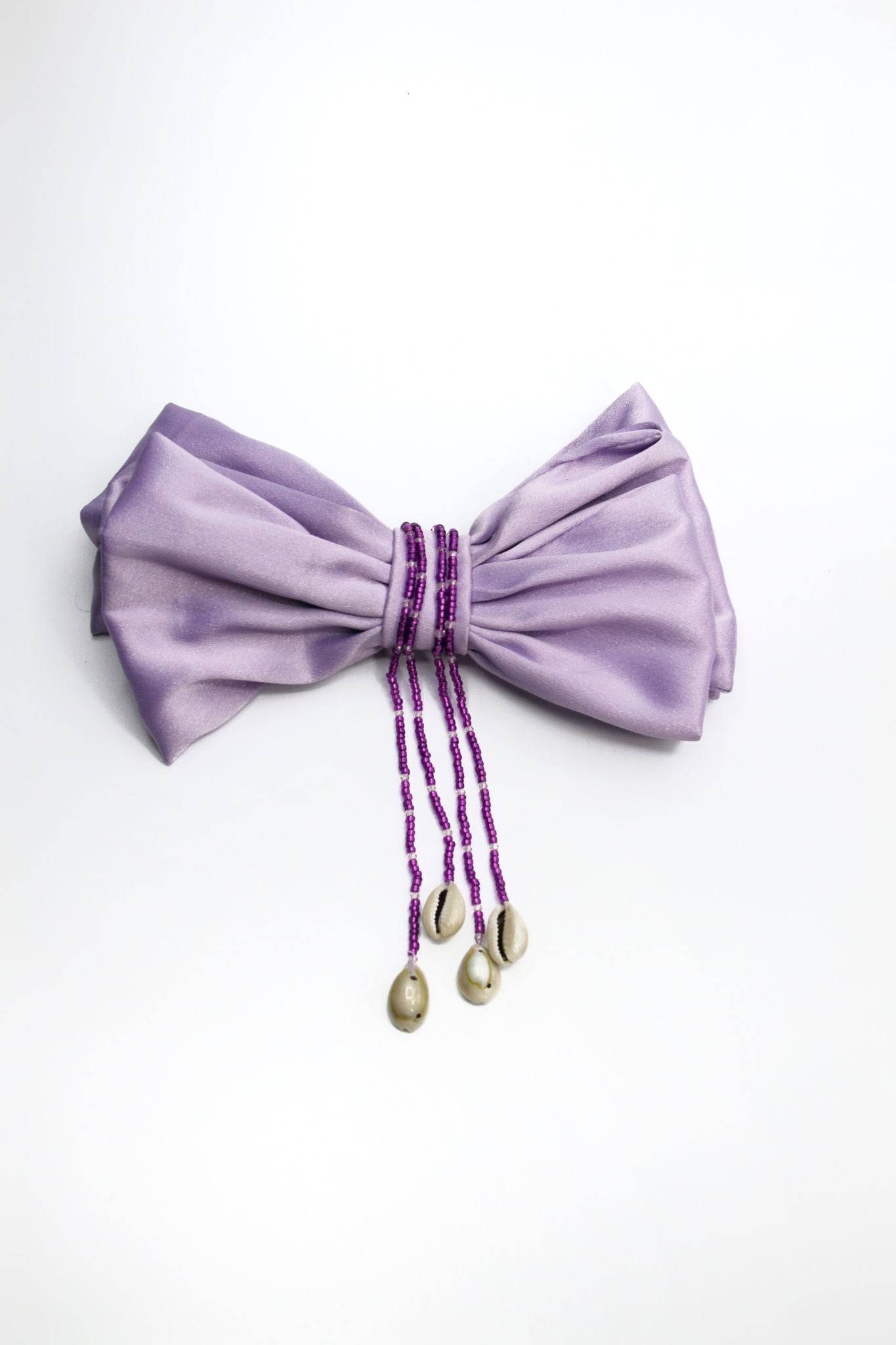 Nœud “Îles Étoilées” – Satin irisé, perles & cauris