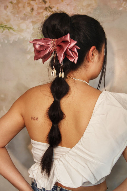 Nœud “Îles Étoilées” – Satin irisé, perles & cauris