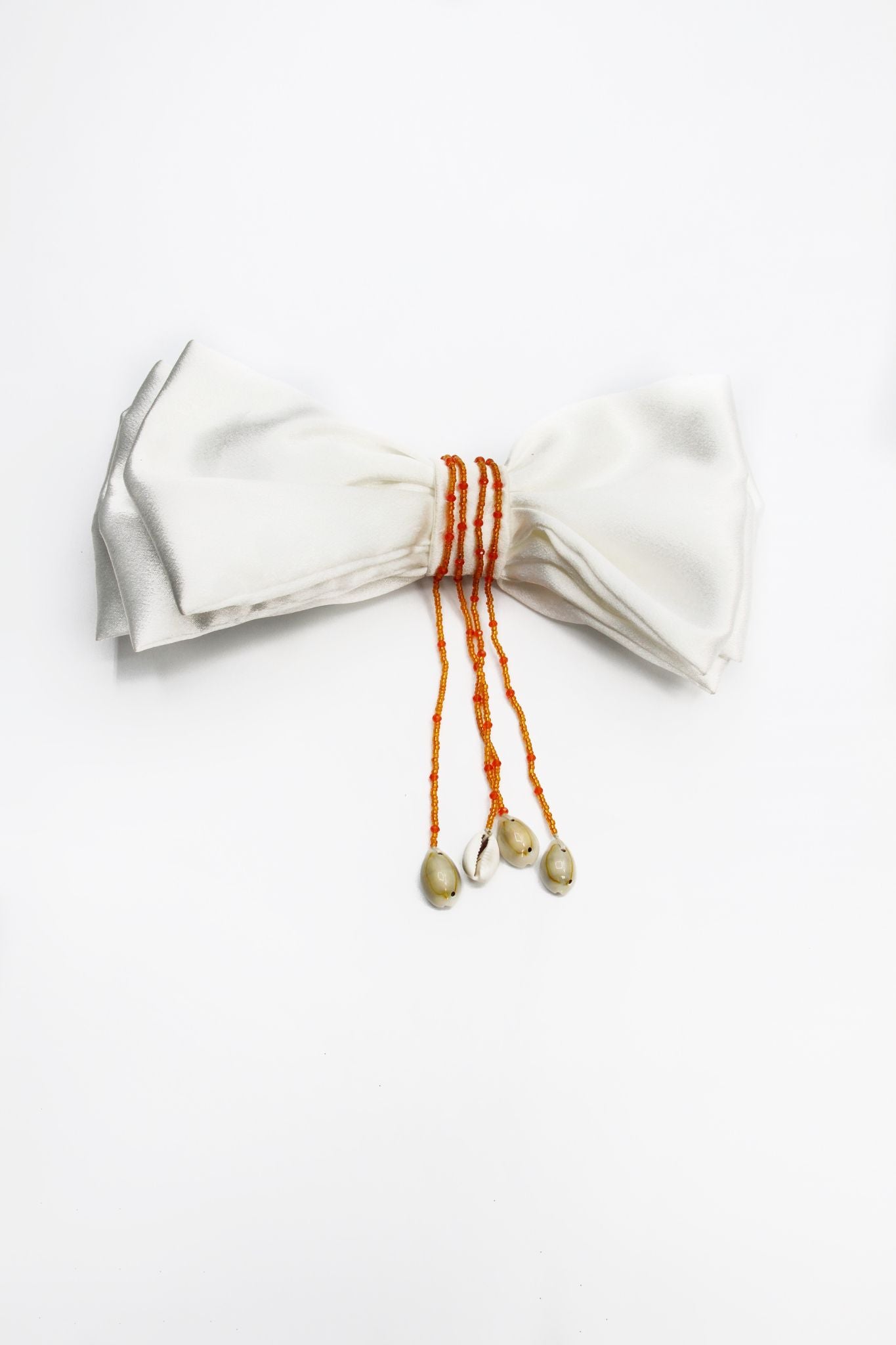 Nœud “Îles Étoilées” – Satin irisé, perles & cauris