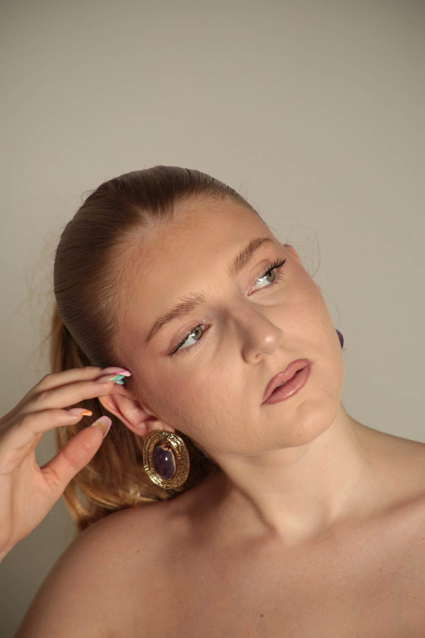 Flora – Boucles d'oreilles cauris dorées & violet