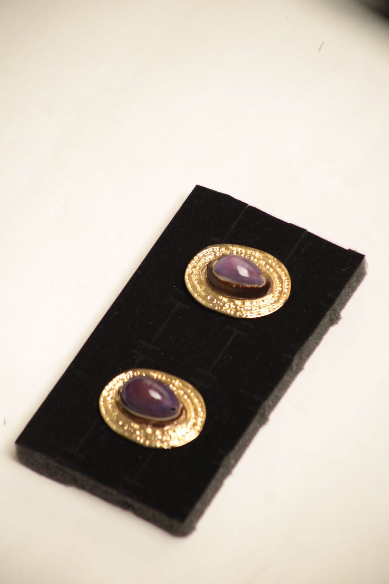 Flora – Boucles d'oreilles cauris dorées & violet