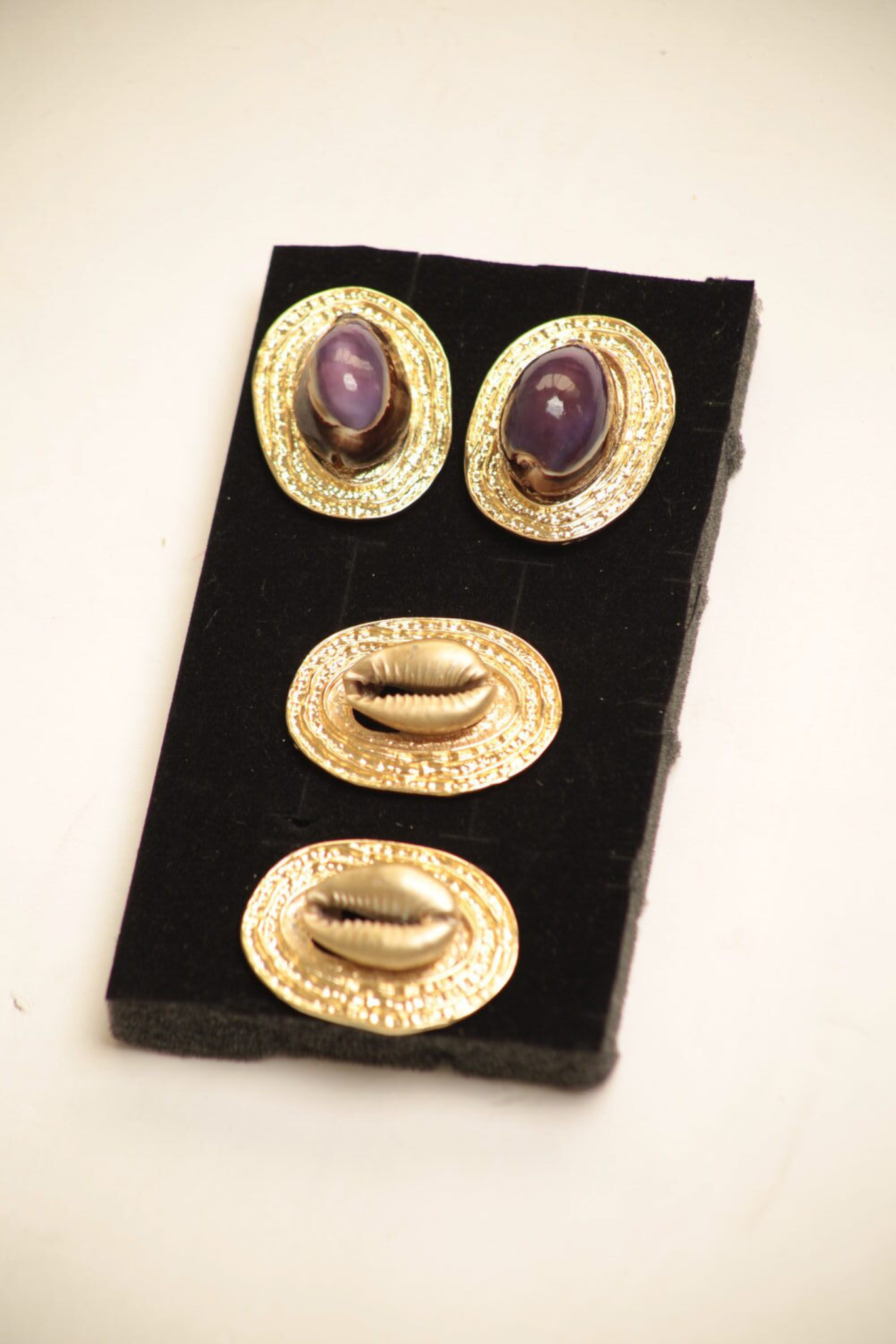 Flora – Boucles d'oreilles cauris dorées & violet